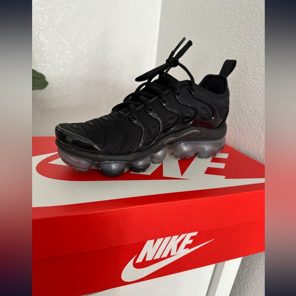 Like New Women’s Nike Air Vapormax Plus